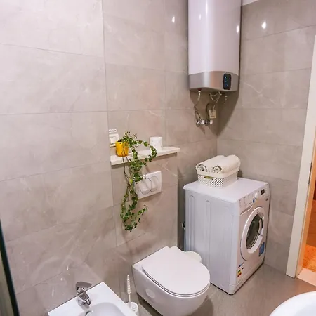 Views - Comfy And Spacious Apartment *