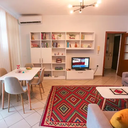 Views - Comfy And Spacious Appartement